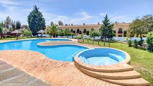 una piscina en un patio con un complejo en Arrancada 14, en Pêra
