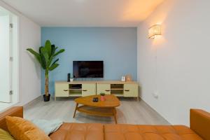 a living room with a couch and a table at Good Vibes Apartment in Setúbal