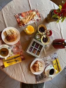 een tafel met ontbijtproducten en drankjes erop bij "NAMASTE" Chambre zen au calme in Saint-Jean-dʼAulps