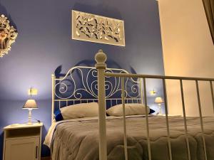 A bed or beds in a room at Vico Longo 25 - Ensuit flat in the heart of Naples