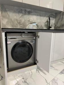 y cocina con lavadora y encimera. en TbilApartments, en Tiflis