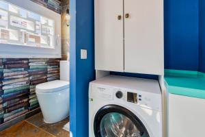 a laundry room with a washer and dryer at Wonder Blue in Setúbal