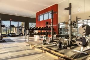 uma sala de fitness com um ginásio com pesos em Garden Unit Inverter,nespresso,blender,netflix em Joanesburgo