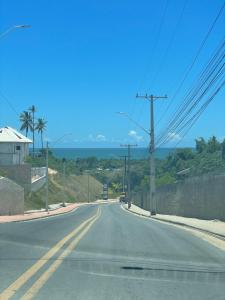 un camino vacío con vistas al océano en B e l a V i s t a, en Porto Seguro