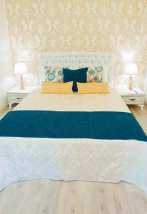 ein Schlafzimmer mit einem großen Bett mit zwei Lampen in der Unterkunft Park Apartment's Світло є завжди in Dnipro + 6 Fotos