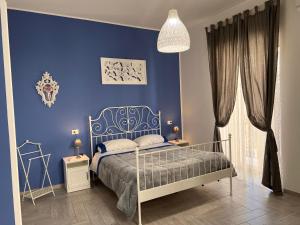 A bed or beds in a room at Vico Longo 25 - Ensuit flat in the heart of Naples Még 37 kép