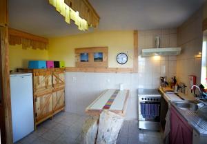 Kuchyň nebo kuchyňský kout v ubytování A Barraka: rent your room in Flores!