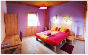 Postel nebo postele na pokoji v ubytování A Barraka: rent your room in Flores!