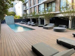 een gebouw met een zwembad voor een gebouw bij Residencias San Lorenzo in Mar del Plata