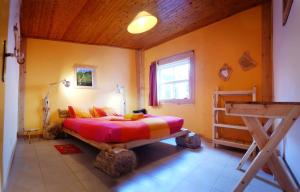 Postel nebo postele na pokoji v ubytování A Barraka: rent your room in Flores!