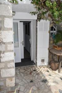 wejście do domu z białymi drzwiami w obiekcie Rez de chaussée de Villa Marseille 9ème w Marsylii