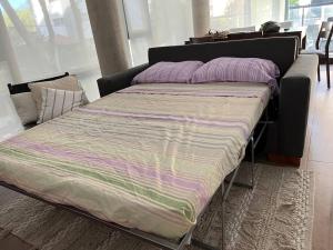 een groot bed met paarse en groene lakens in een kamer bij Residencias San Lorenzo in Mar del Plata