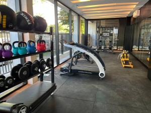 een kamer met een fitnessruimte met een loopband en andere apparatuur bij Residencias San Lorenzo in Mar del Plata