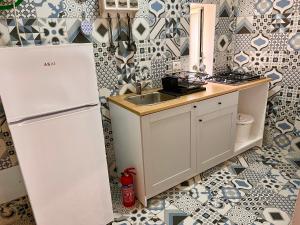 A kitchen or kitchenette at Vico Longo 25 - Ensuit flat in the heart of Naples