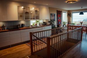uma cozinha com uma escada que leva a uma sala de estar em Privatsvit, havsnära och centralt em Malmo