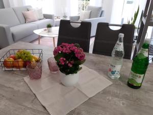 una sala de estar con una mesa con flores y botellas en Haus Mühlenbach en Mechernich