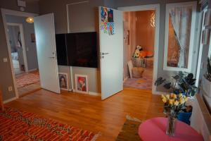 Sala de estar con 2 puertas abiertas y mesa en Privatsvit, havsnära och centralt en Malmö