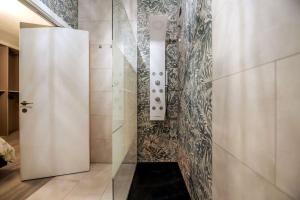 a shower with a glass door in a bathroom at Idromassaggio Doppia - Ango House Seregno in Seregno +27 photos