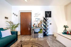 ein Wohnzimmer mit einer grünen Couch und einer Tür in der Unterkunft Idromassaggio Doppia - Dimora Zen Seregno in Seregno