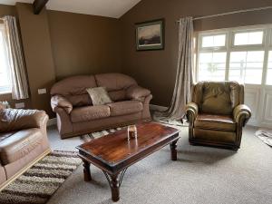 Гостиная зона в 2 bedroom Orchard View Cottage Pet Friendly Free onsite parking and WiFi near pilgrim hospital, Boston