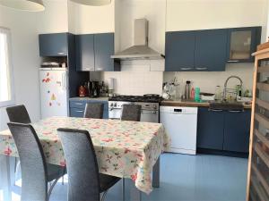 Fotografia z galérie ubytovania Maison avec WIFI, jardin, au centre ville de PERROS-GUIREC Réf - 933 v destinácii Perros-Guirec