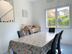 Fotografia z galérie ubytovania Maison avec WIFI, jardin, au centre ville de PERROS-GUIREC Réf - 933 v destinácii Perros-Guirec