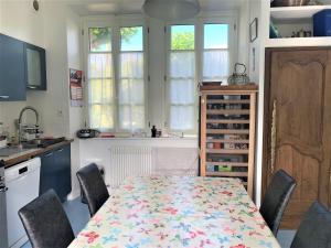 Fotografia z galérie ubytovania Maison avec WIFI, jardin, au centre ville de PERROS-GUIREC Réf - 933 v destinácii Perros-Guirec