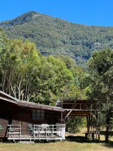 Nespecifikovaný výhled na hory nebo výhled na hory při pohledu z chaty