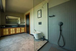 Koupelna v ubytování Icon Beach Suites Hotel Sovalye Island