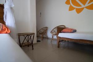 - une chambre avec un lit et des chaises dans l'établissement Happy Rest By Chill House, à Unawatuna