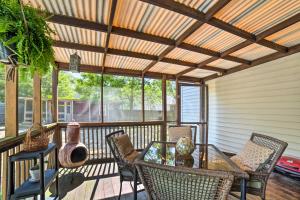 Χώρος καθιστικού στο Oak Island Home with Fenced Yard, Walk to Long Beach +25 φωτογραφίες