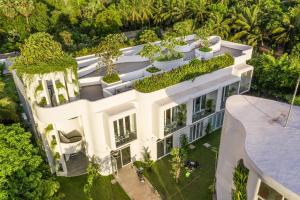 una vista aerea di un edificio bianco con piante di Enjoy boutique a Siem Reap