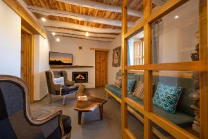 - un salon avec un canapé et une cheminée dans l'établissement Casa Manuela, à Ribera Baja