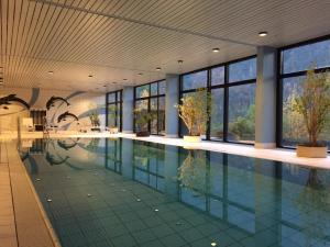 una gran piscina en un edificio con ventanas en Salzschwänchen, en Bad Reichenhall