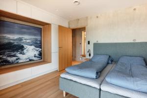 una sala de estar con sofá y una gran pintura en la pared en Stunning Holiday Rental by the Waterfront en Sogndal