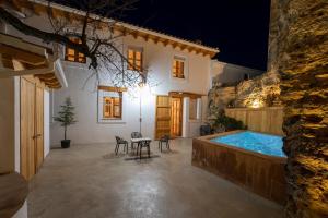 una casa con piscina por la noche en Casa Manuela en Ribera Baja