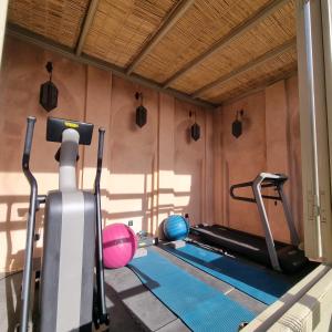Posilňovňa alebo fitness centrum v ubytovaní Almaha Marrakech Restaurant & SPA