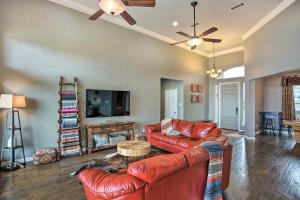 O zonă de relaxare la Lakefront Little Elm Escape with Views and Pool Table!