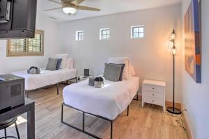 Un pat sau paturi într-o cameră la Pet Friendly Sedona Home with Private Hot Tub