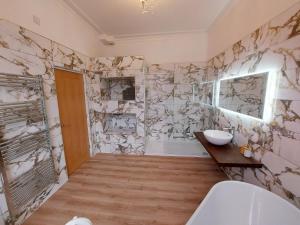 y baño con bañera blanca y lavamanos. en Lawriestone Guest House, en Fort William