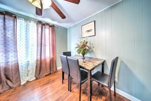 stół w jadalni z krzesłami i wazonem z kwiatami na nim w obiekcie Eastlake Home with Patio Less Than 1 Mi to Lake Erie! w mieście Eastlake