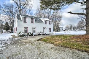 Biały dom ze śniegiem na ziemi w obiekcie Eastlake Home with Patio Less Than 1 Mi to Lake Erie! w mieście Eastlake