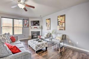 ein Wohnzimmer mit einem Sofa und einem Deckenventilator in der Unterkunft Suburban Atlanta Vacation Rental Near Airport in College Park