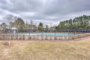 einen Pool hinter einem Zaun im Hof in der Unterkunft Suburban Atlanta Vacation Rental Near Airport in College Park