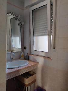 baño con lavabo y ventana en Villa Lucia Anna, en Scalo dei Saraceni Manfredonia