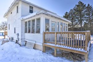 ein weißes Haus mit einer Veranda im Schnee in der Unterkunft Fort Pierre Vacation Rental Near Museums! in Fort Pierre