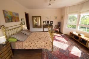 een slaapkamer met een bed, een spiegel en ramen bij Catalunya Casas Port Aventura,Golf, Costa Dorada at your doorstep in Reus