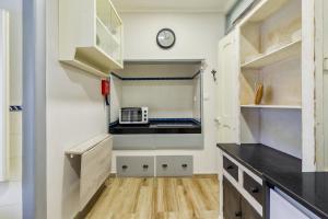 a kitchen with a counter top and a microwave at Carmo´s Residence Art Apartments 2º in Setúbal