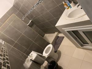 La salle de bains est pourvue de toilettes et d'un lavabo. dans l'établissement La Villeneuvoise, à Mbour