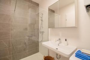 Koupelna v ubytování Flexible SelfCheckIns 41 - Zagreb - Luxury - Parking - Loggia - Brand New